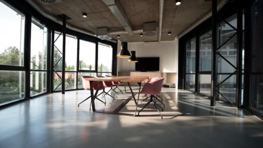 Maximizing Office Space: The Benefits of Pre-Owned Desks and Tables
